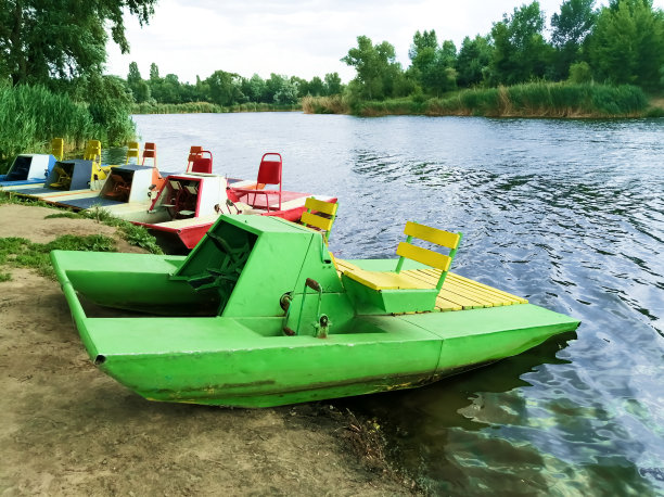 沿着河岸的双体船。沿着河岸有几艘旧的双体船。走船,图片下载