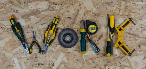 WORK这个词是由从建筑工具中收集的字母组成的。图片下载