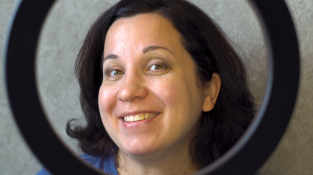 女孩笑着说。拍摄一个博客。特写镜头。东方脸型图片下载