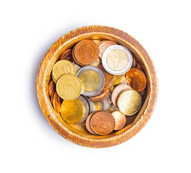 白色背景上孤立的欧元硬币。图片下载