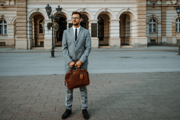 城市街道上英俊的商人图片下载