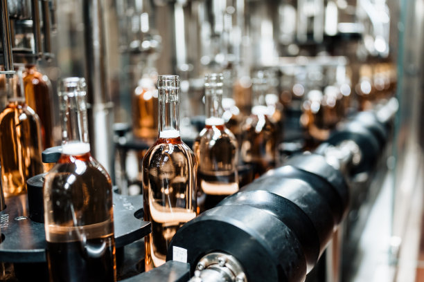 工业葡萄酒装瓶生产线图片下载