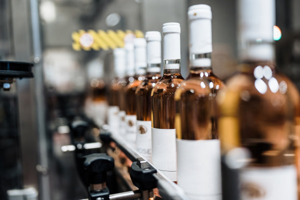 工业葡萄酒装瓶生产线图片下载