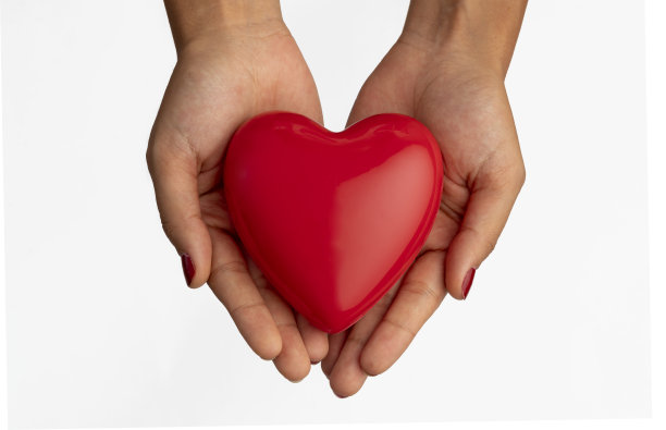 这个女人拿着一张红心照片图片下载