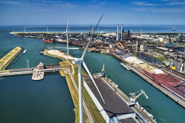 重工业鸟瞰图。在Noordzeekanaal的海闸附近。图片下载