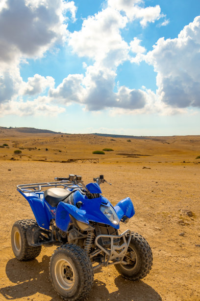 突尼斯沙漠里的一辆四轮自行车图片下载