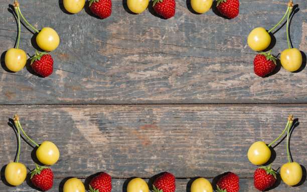 黄色樱桃和红色草莓的木质纹理。董事会。农村，园艺，菜园，水果图片下载