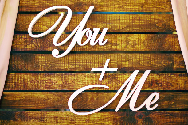 木质装饰，用拉丁字母刻着你和我，质朴的风格图片下载