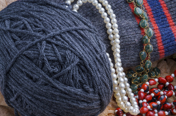秋冬形象:羊毛和针织球，珍珠项链和石头在上面图片下载