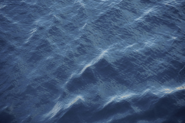 海面上的水被强风搅动图片下载