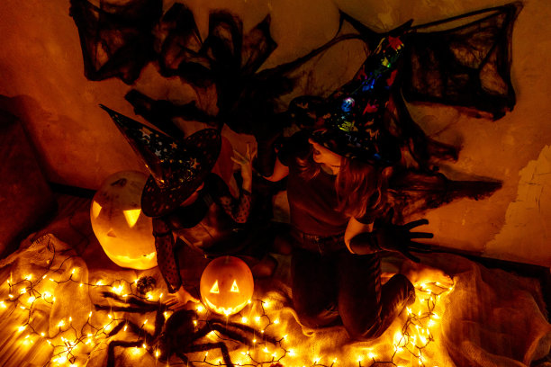 母女俩穿着女巫服装。万圣节。图片下载