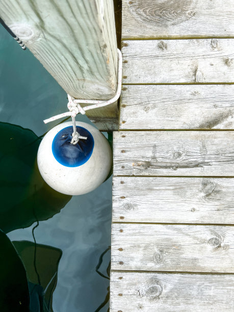 系在木船坞上的浮标图片下载