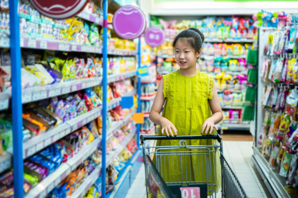 亚洲可爱小女孩在超市购物图片下载