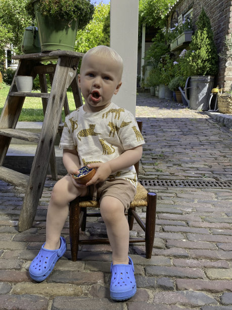 可爱的小男孩在吃东西图片下载