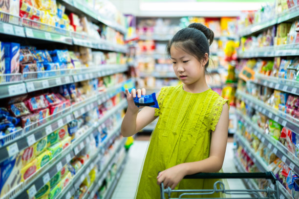 亚洲可爱小女孩在超市购物图片下载