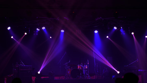 聚光灯在舞台上和颜色是变化的。为制作库存照片设置了舞台。它不是通过费用/门票的活动限制访问。图片下载