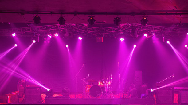 聚光灯在舞台上和颜色是变化的。为制作库存照片设置了舞台。它不是通过费用/门票的活动限制访问。图片下载
