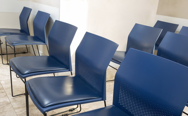 房间里空着蓝色的椅子图片下载