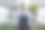 在种植园大棚里，拿着蔬菜和剪子的男农民微笑着。图片下载