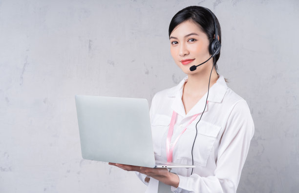 背景里有个年轻的亚洲特工图片下载