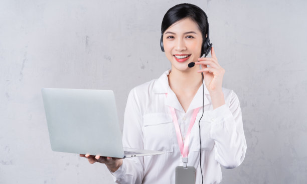 背景里有个年轻的亚洲特工图片下载