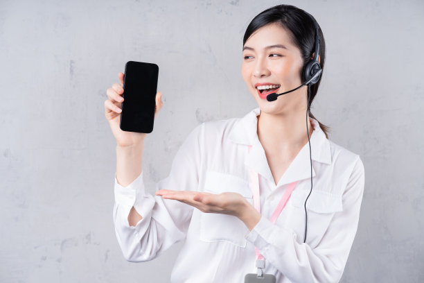 背景里有个年轻的亚洲特工图片下载