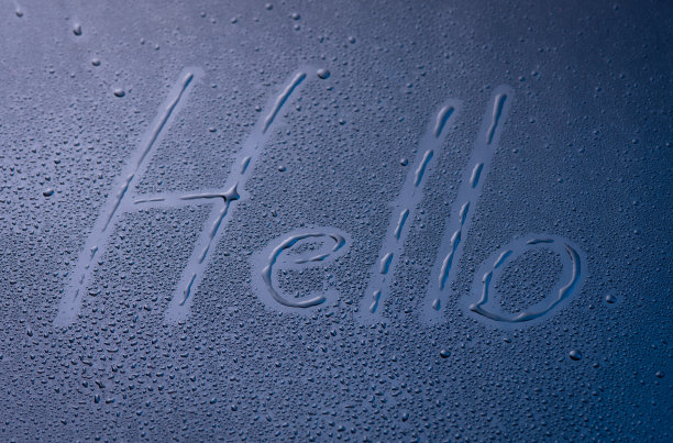 你好，湿玻璃上手写的文字，水滴在窗户玻璃上图片下载