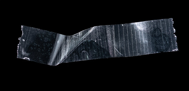 透明胶胶胶带孤立在黑色背景上，胶胶胶带皱巴巴图片下载