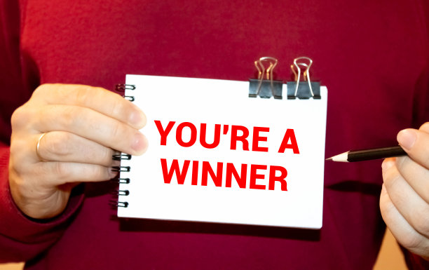 白色的纸，黄色背景，信纸上写着“You Re A Winner”。图片下载