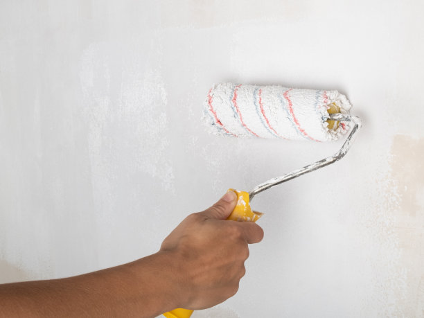 房子翻新概念，刷成白色的墙特写图片下载