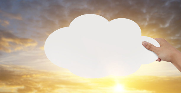 手握云的形状在夕阳的背景。图片下载