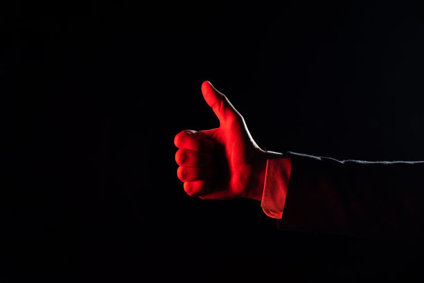 用手势表示Ok手势。手掌竖起大拇指。用一根手指展示标志的商人。赞同新思想的人。绅士接受重要信息图片下载