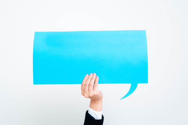 女商人用一只手拿着重要信息的演讲泡泡。妇女在对话气球中提供重要信息。在纸上显示最近更新的女士。图片下载