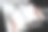 商业女性拿着笔记本电脑与新的想法超过书桌与笔记和笔记本电脑。穿着西装的女人有一个记事本，上面有重要的信息，有备忘录和电脑。图片下载