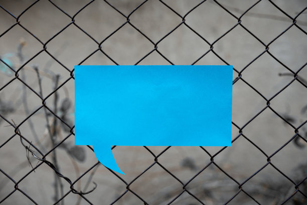 把重要信息放在网络前面的语音泡泡。带有重要公告的对话膨胀。文本框中显示最近的消息。图片下载