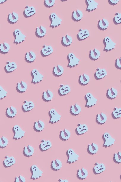 浅蓝色的万圣节标志平铺在粉红色的背景上。现代创意3d渲染万圣节插图。时髦的万圣节3d背景概念图片下载