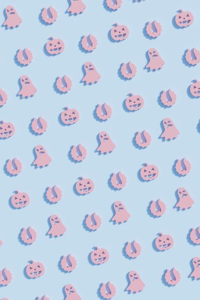 粉红色的万圣节标志平铺在浅蓝色的背景上。现代创意3d渲染万圣节插图。时髦的万圣节3d背景概念图片下载