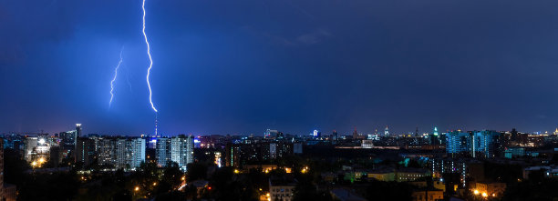 莫斯科城市的夜间雷雨图片下载