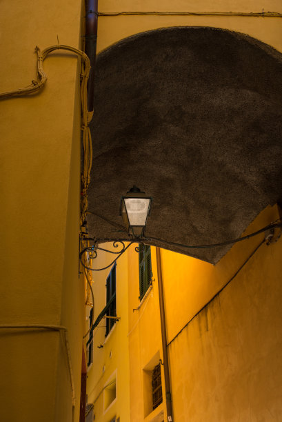 维尔纳扎市狭窄的街道图片下载