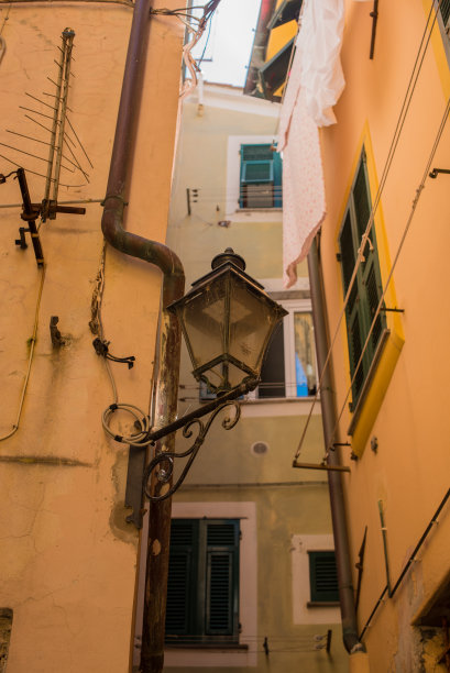 维尔纳扎市狭窄的街道图片下载