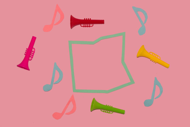 画框环绕着五颜六色的小号和音符，创意艺术设计，文案空间，音乐背景图片下载