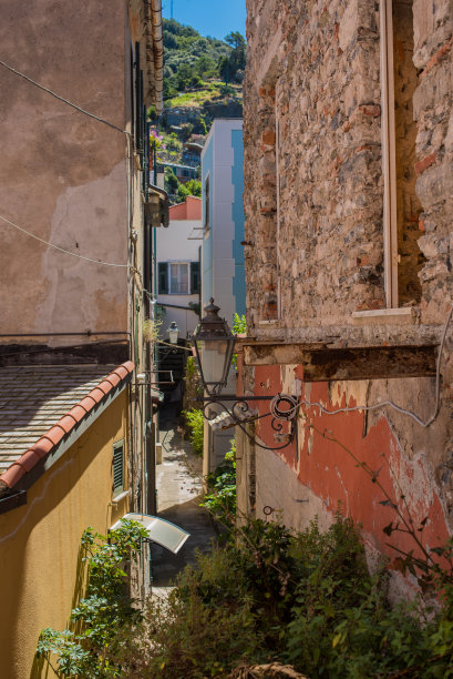 维尔纳扎市狭窄的街道图片下载