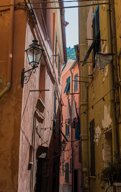 维尔纳扎市狭窄的街道图片下载