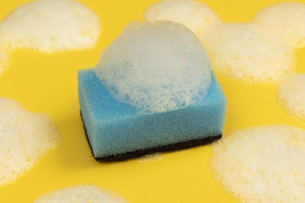 带泡沫的蓝色清洁海绵。图片下载