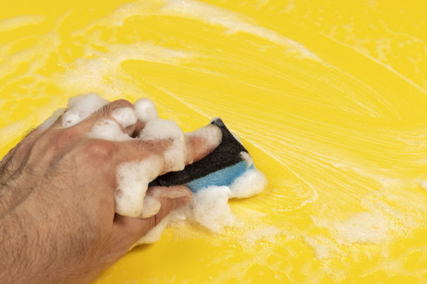 手用泡沫洗涤海绵。图片下载