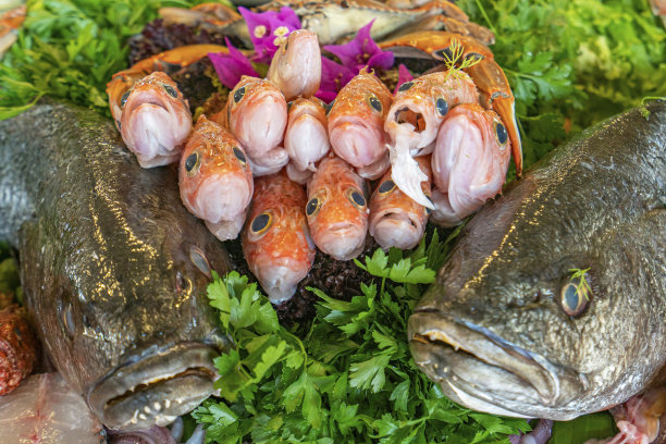 准备和烧烤美味的鱼和海鲜在露天自助餐图片下载