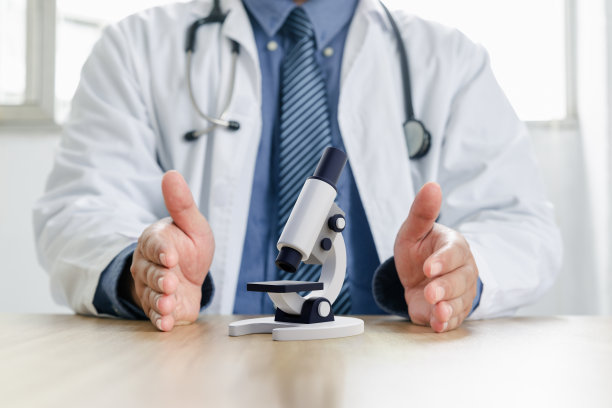医学科学家手中的显微镜图片下载