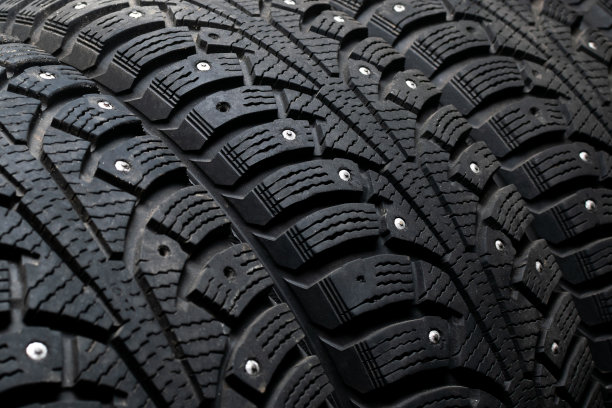 汽车轮胎特写与操作痕迹。尖峰部分反射。攻击性驾驶图片下载