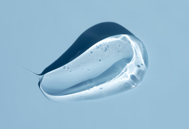 化妆品涂抹面霜凝胶质地的蓝色背景图片下载