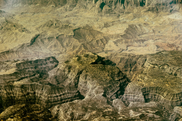 俯瞰伊朗的高山和沙漠图片下载